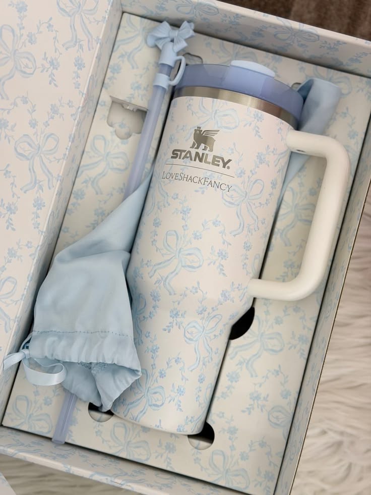 Stanley x LoveShackFancy Holiday Quencher H2.0 FlowState Tumbler | 40oz